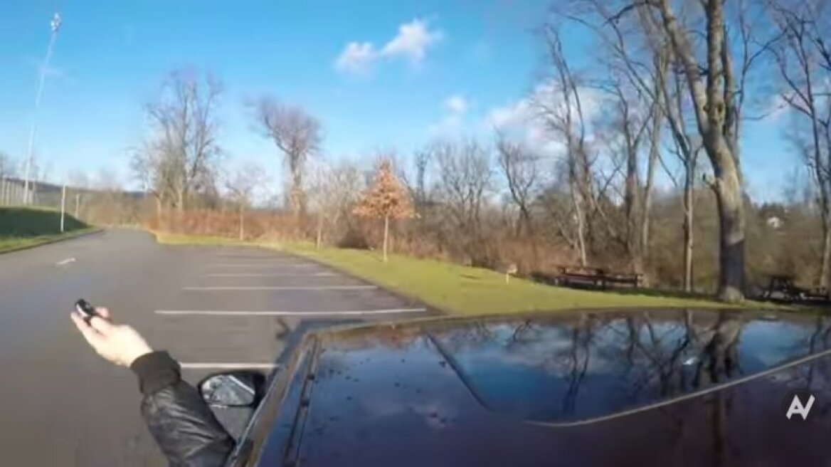 Τι θα συμβεί αν πετάξετε τα κλειδιά σας ενώ οδηγείτε; (vid)
