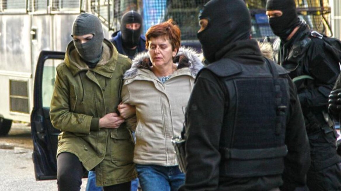  Two AK-47s and 100.000€ in Roupa’s hideouts