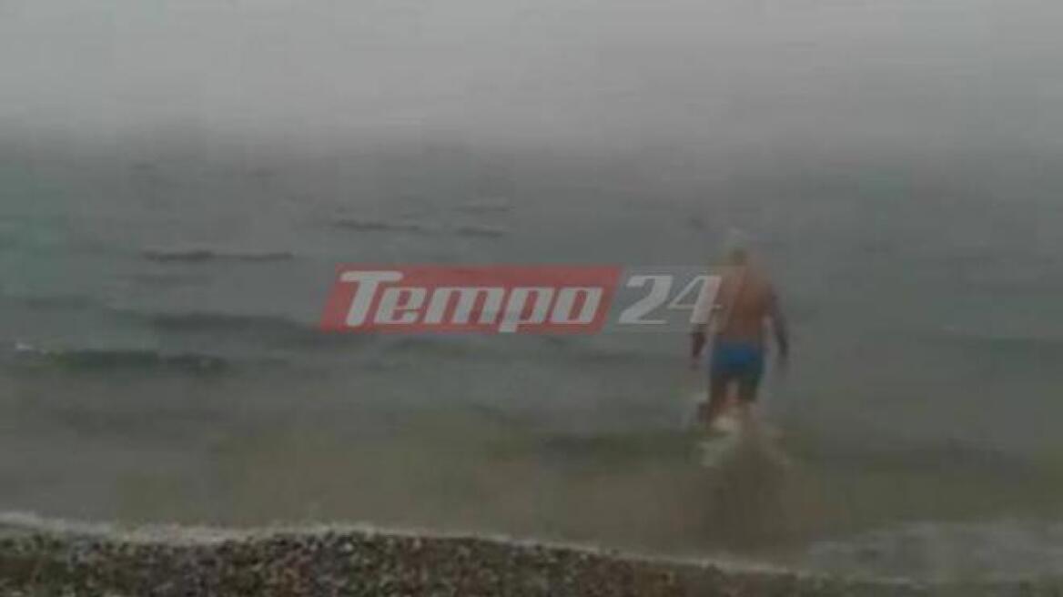 Βίντεο: Πατρινός κολυμπά υπό χιονόπτωση στο Ρίο 