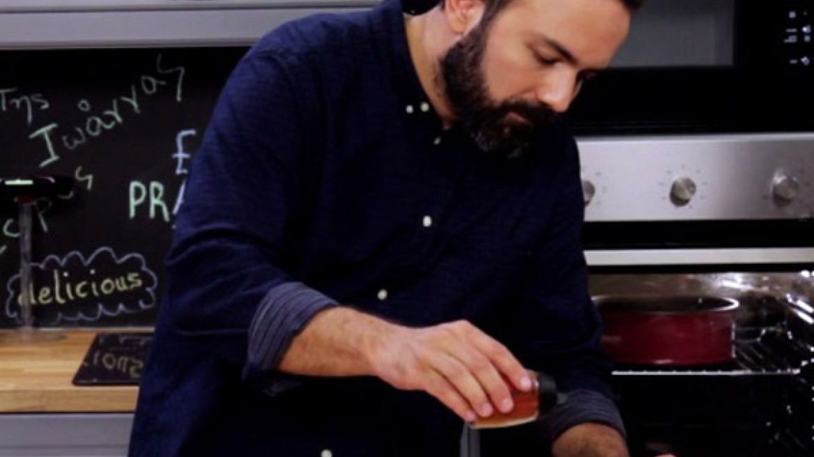 Εύκολο καλαμποκόψωμο με λουκάνικα