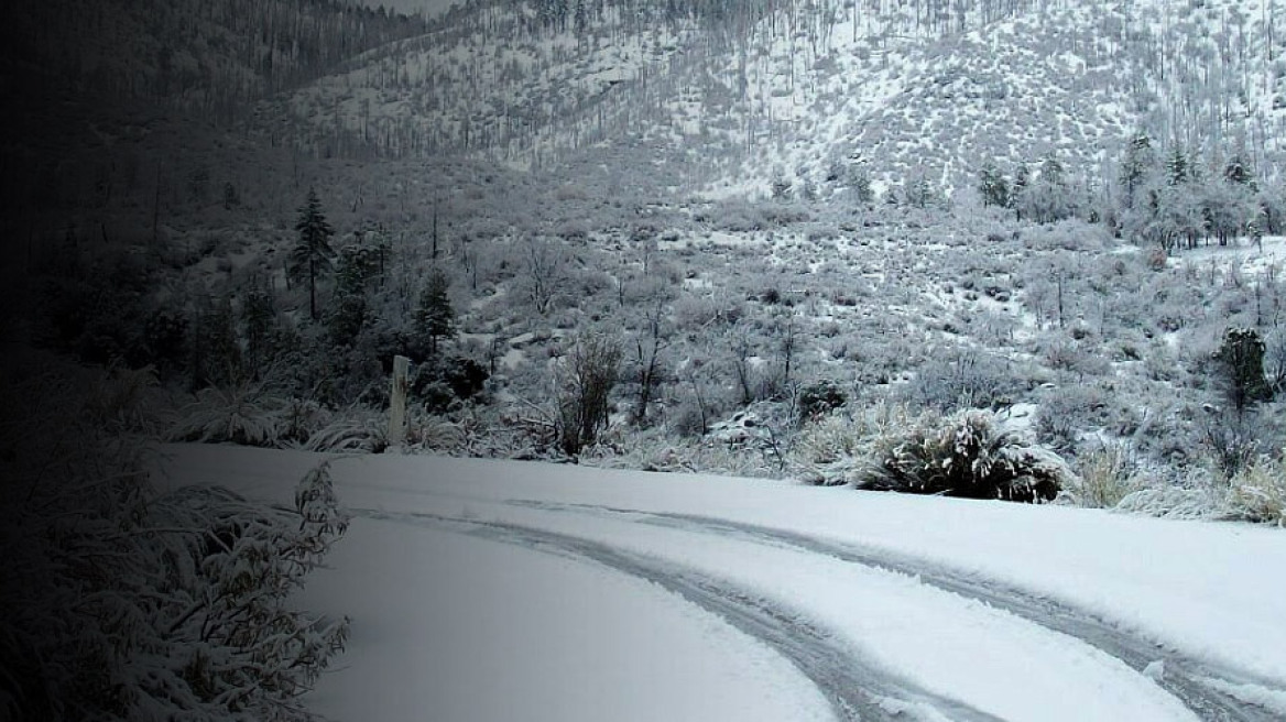 Κλείνει σχολεία και δρόμους η χιονοθύελλα στην Αττική 