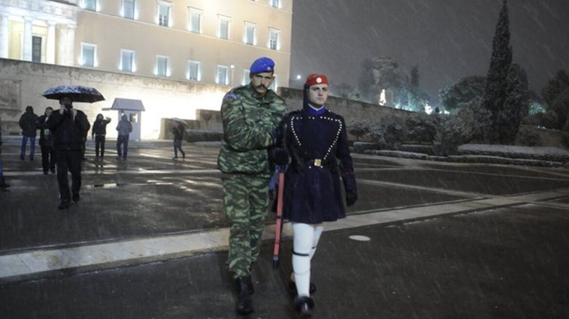 Snow-covered Athens and the Evzones guards (photos)