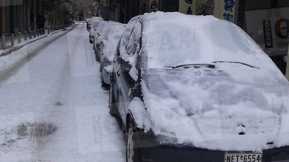 Θεσσαλονίκη: Πόλη-«φάντασμα» με δρόμους από πάγο και νοικοκυριά χωρίς νερό και θέρμανση!