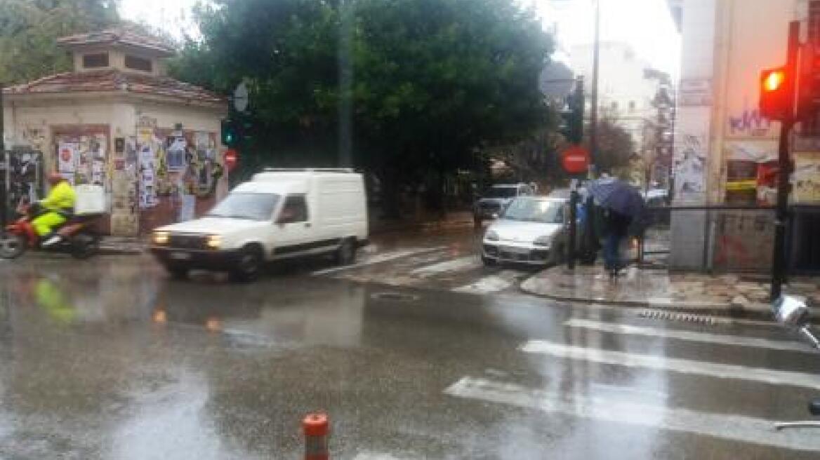 Πάτρα: Πλημμύρισε η παλιά εθνική στον Άγιο Βασίλειο από την έντονη βροχόπτωση