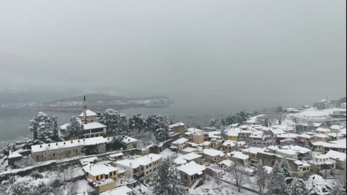 Τα λευκά Γιάννενα από ψηλά... σαν παραμύθι! (vid)
