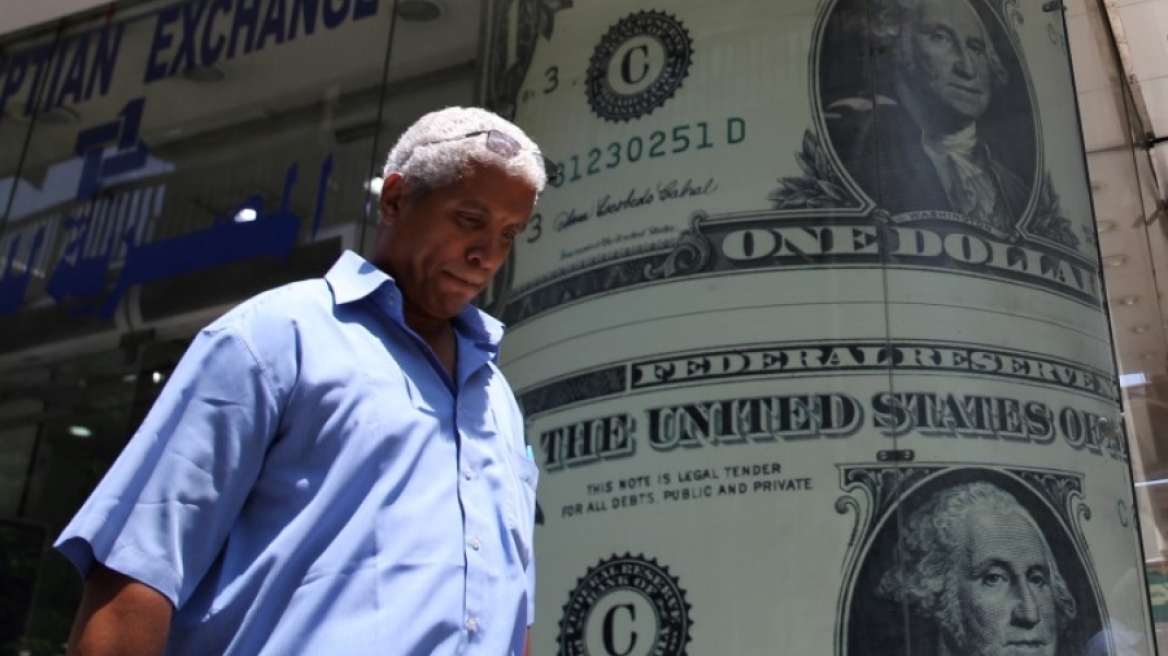 Σε χαμηλό ενός μήνα ο δείκτης δολαρίου