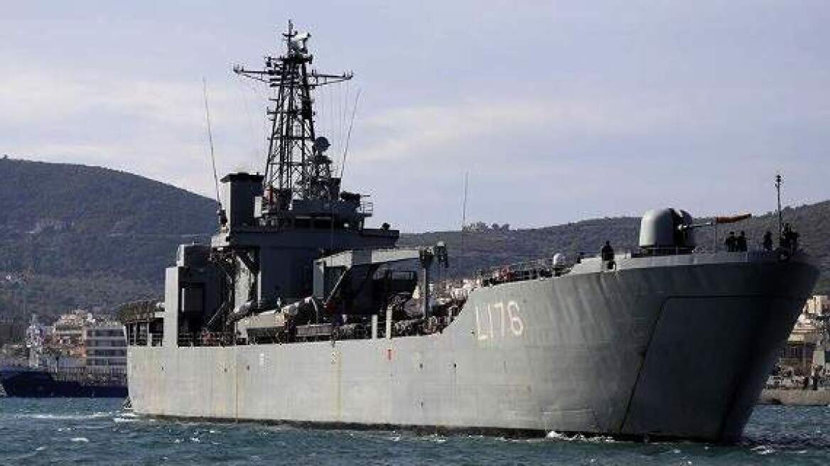 Lesvos: The refugees refuse to board the Hellenic Navy’s ship that will provide them shelter from the cold!