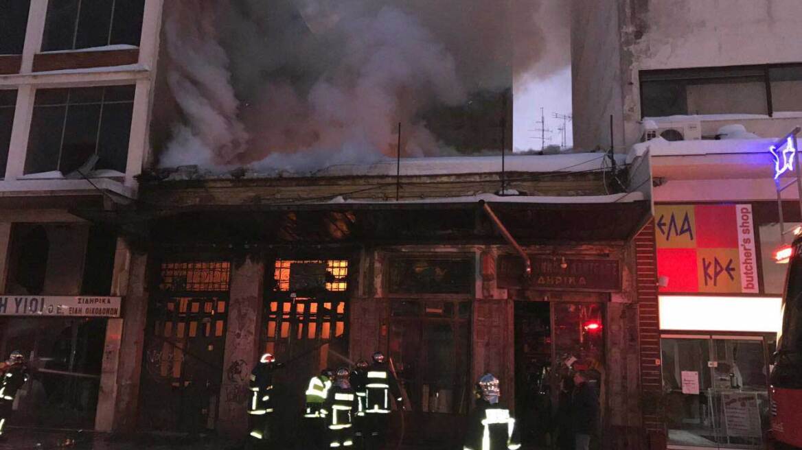 Μεγάλη πυρκαγιά σε αποθήκη στο κέντρο των Τρικάλων