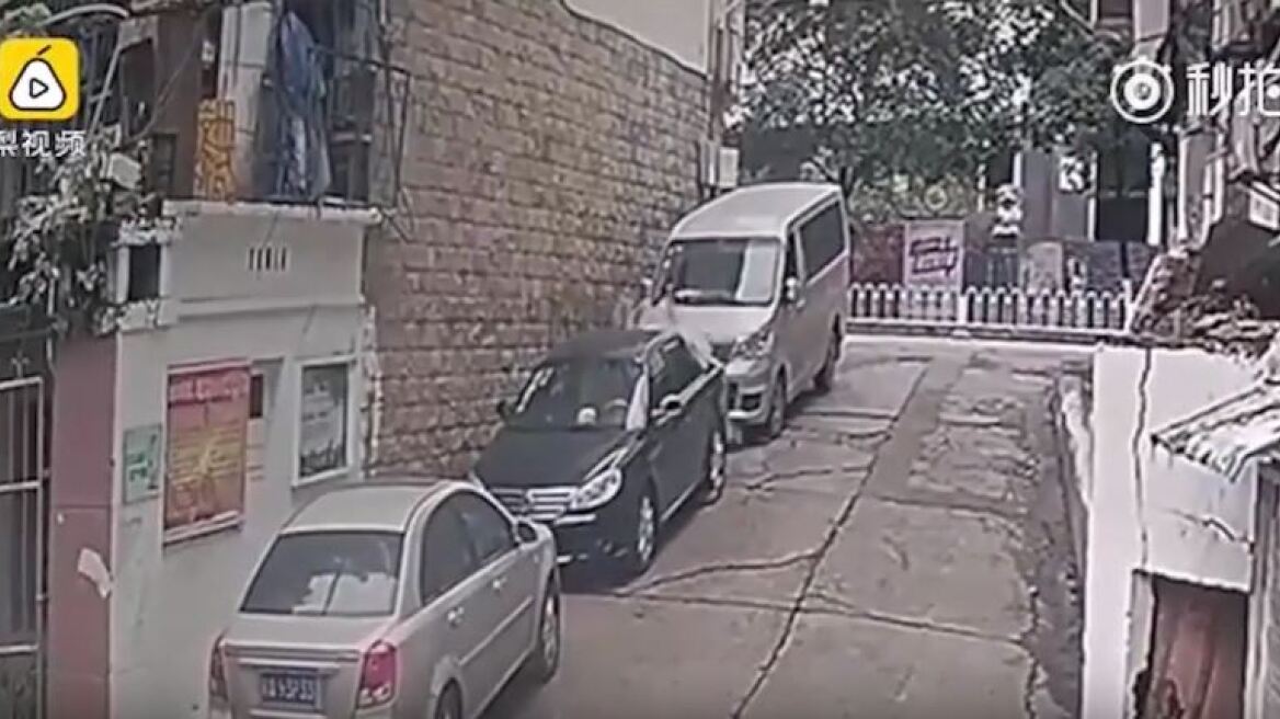 Βίντεο-σοκ: Νύφη πέφτει με το νυφικό της πάνω σε αυτοκίνητο 