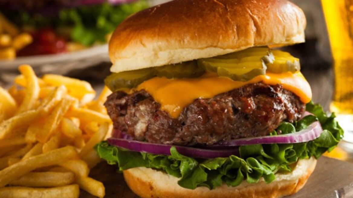 Πώς φτιάχνουμε το τέλειο burger; Ο Anthony Bourdain απαντά