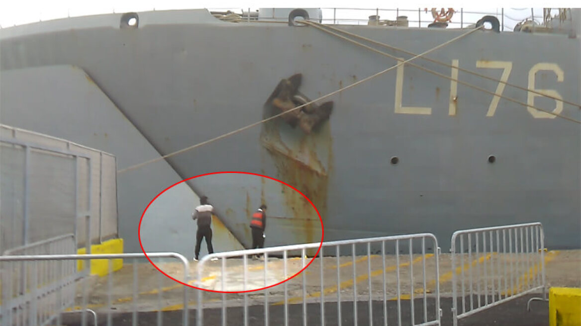 Μυτιλήνη: Μετανάστες ουρούν στη θάλασσα 