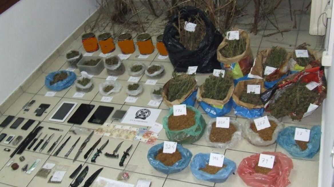 Χασισοκαλλιεργητής και πελάτες είχαν οπλισμό και λαθραίο καπνό 