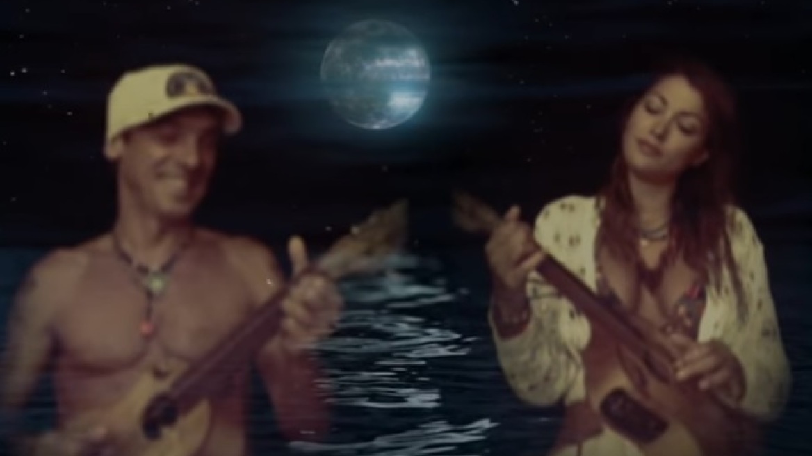 Κλέλια Ρένεση-Manu Chao: Το ντουέτο του ερωτευμένου ζευγαριού και τα ολόγυμνα πλάνα