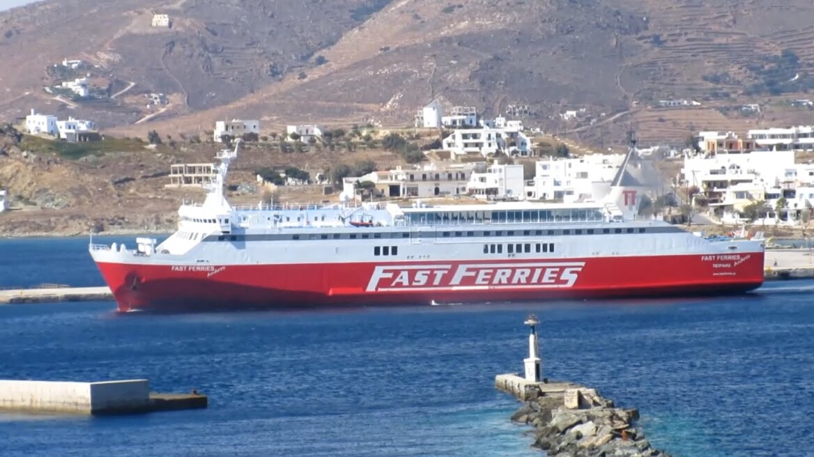 Στο λιμάνι της Τήνου προσέκρουσε το Fast Ferries Άνδρος