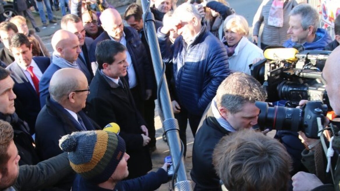 Βίντεο: Νεαρός προσπαθεί να χαστουκίσει τον Μανουέλ Βαλς