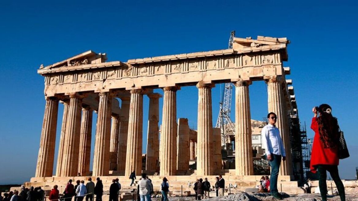 Tourism spending falls by 300 million euros