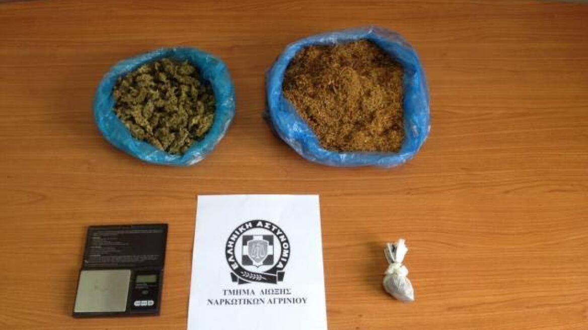 Μάνα και γιος με χασίς και λαθραίο καπνό στο Αγρίνιο