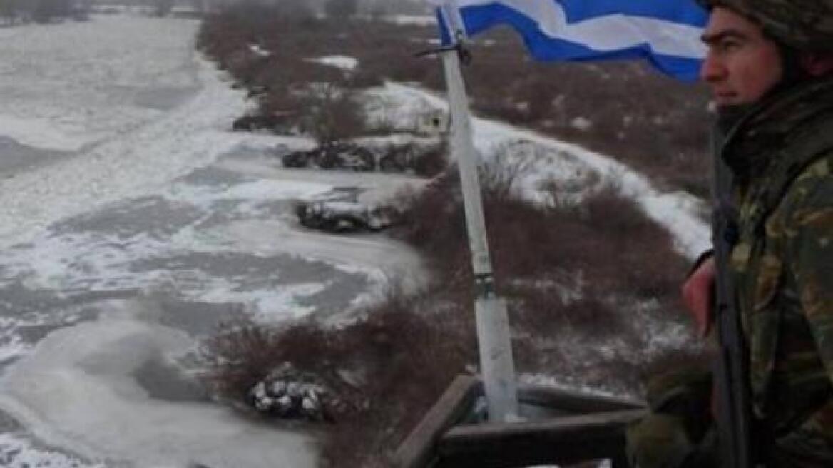 A Greek soldier’s photo that goes viral! (PHOTO)
