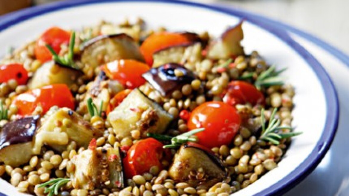 Αρωματικές φακές σαλάτα με μελιτζάνες και δεντρολίβανο