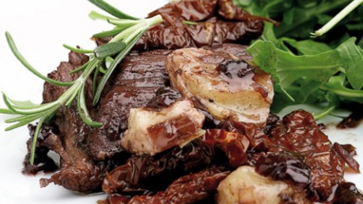 Χοιρινό με λιαστή ντομάτα και τυρί