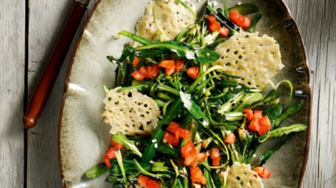 Σαλάτα με σταμναγκάθι και μπισκότα παρμεζάνας