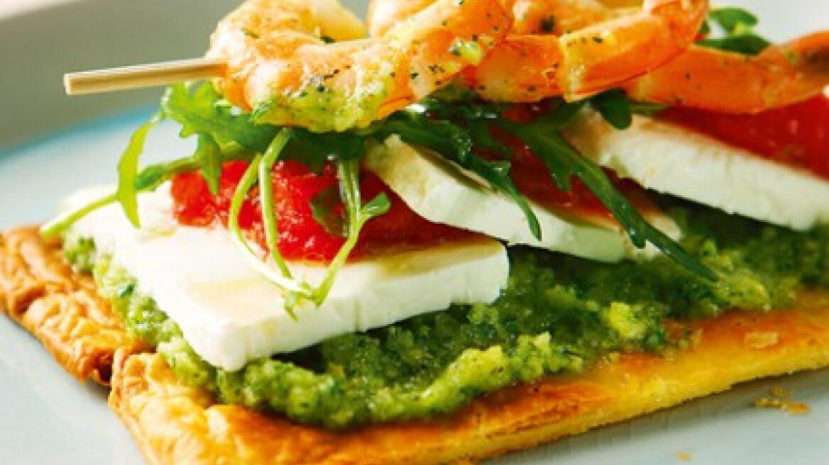 Ατομικές τάρτες με ντομάτες, φέτα και γαρίδες