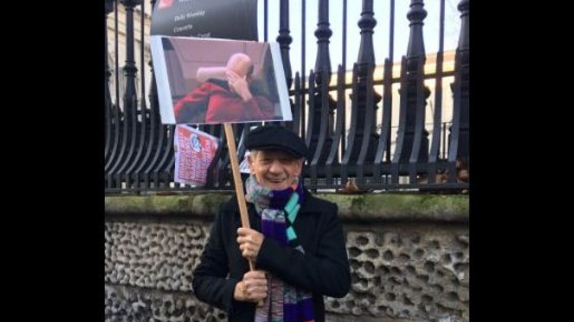 Τα πιο... ευφάνταστα πλακάτ από τις πορείες των γυναικών κατά του Τραμπ