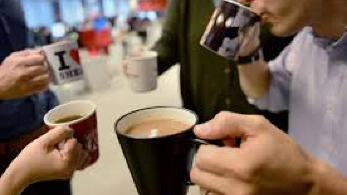 Αγγλία: Πρόστιμο σε πανεπιστήμιο που έβαλε δύο φοιτητές να πιουν... 300 φλυτζάνια καφέ!