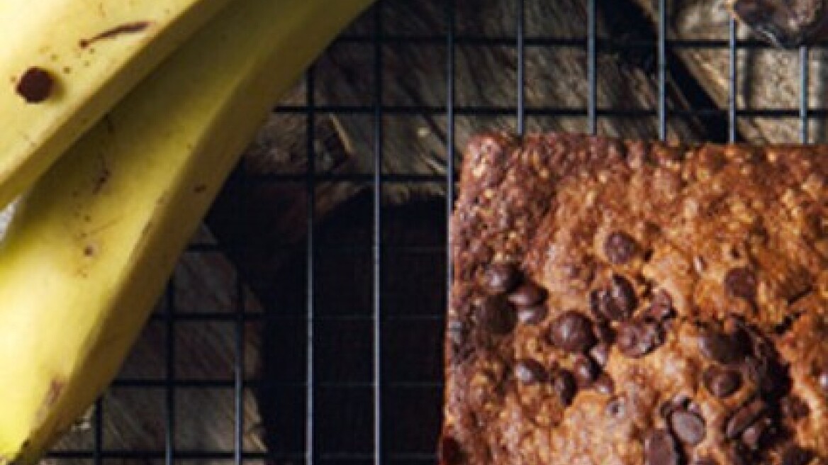 Ψωμί γλυκό με μπανάνα και καρύδια