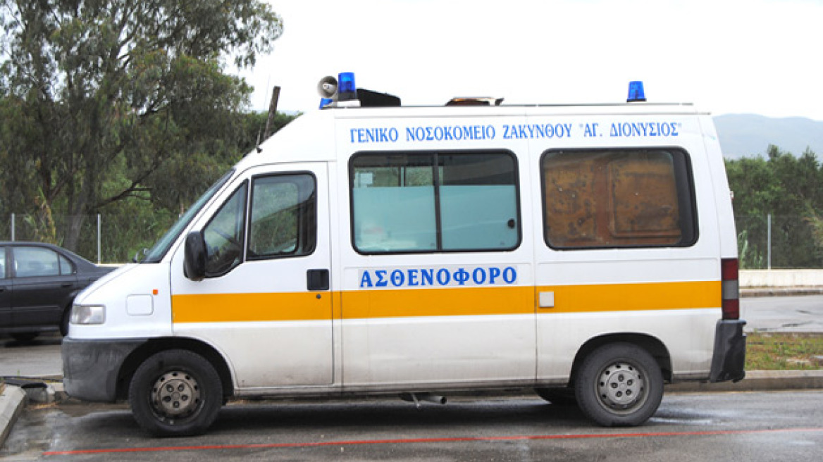 Ζάκυνθος: Κόλλησε η πόρτα του ασθενοφόρου και την άνοιξε η Πυροσβεστική!