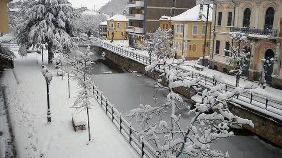 Με φορτηγά απομακρύνουν το χιόνι από το κέντρο της Φλώρινας