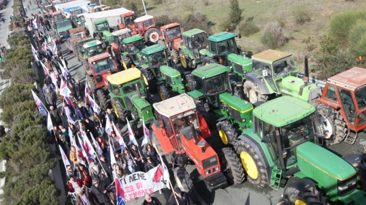 Οι αγρότες κατεβάζουν τα τρακτέρ στο κέντρο της Λάρισας