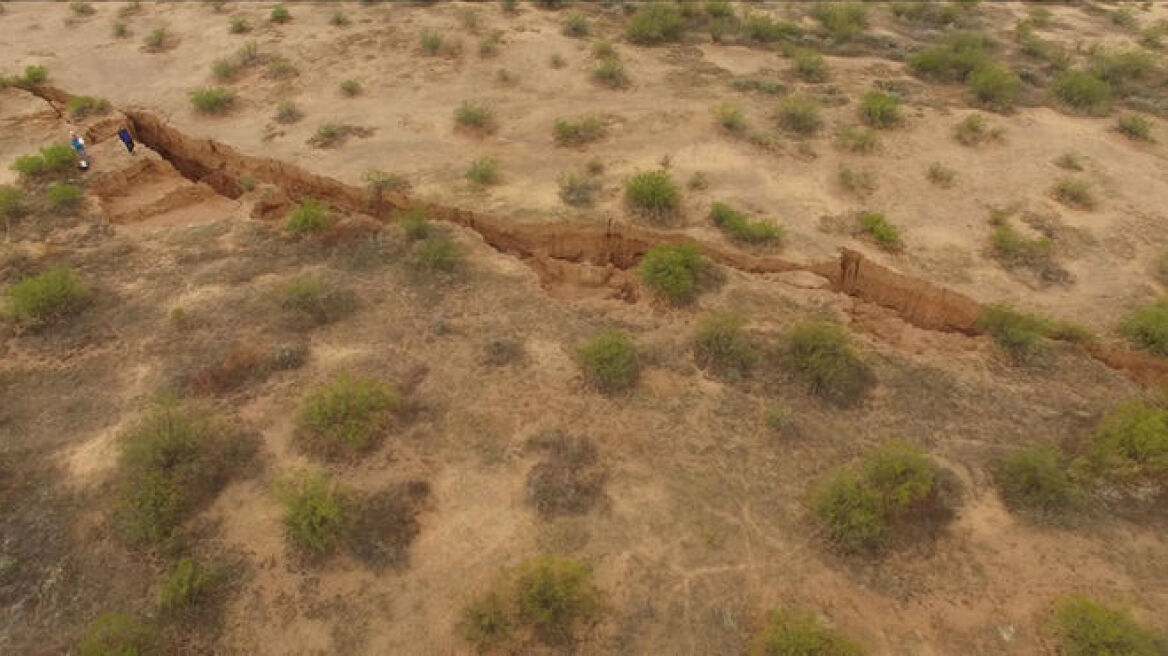 An enormous crack just opened up in the middle of the Arizona Desert (VIDEO)