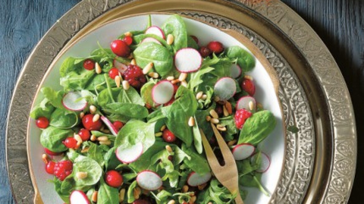 Γιορτινή σαλάτα με κόκκινα φρούτα και κουκουνάρι