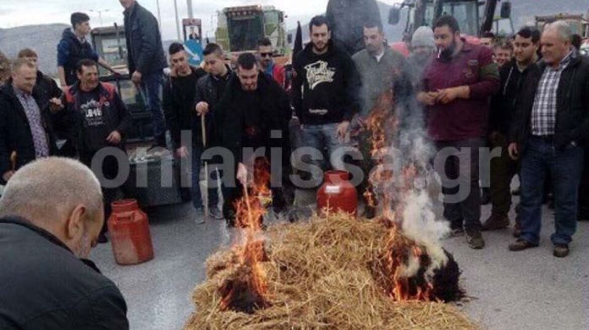 Λάρισα: Κτηνοτρόφοι έχυσαν γάλα και έβαλαν φωτιά σε ζωοτροφές