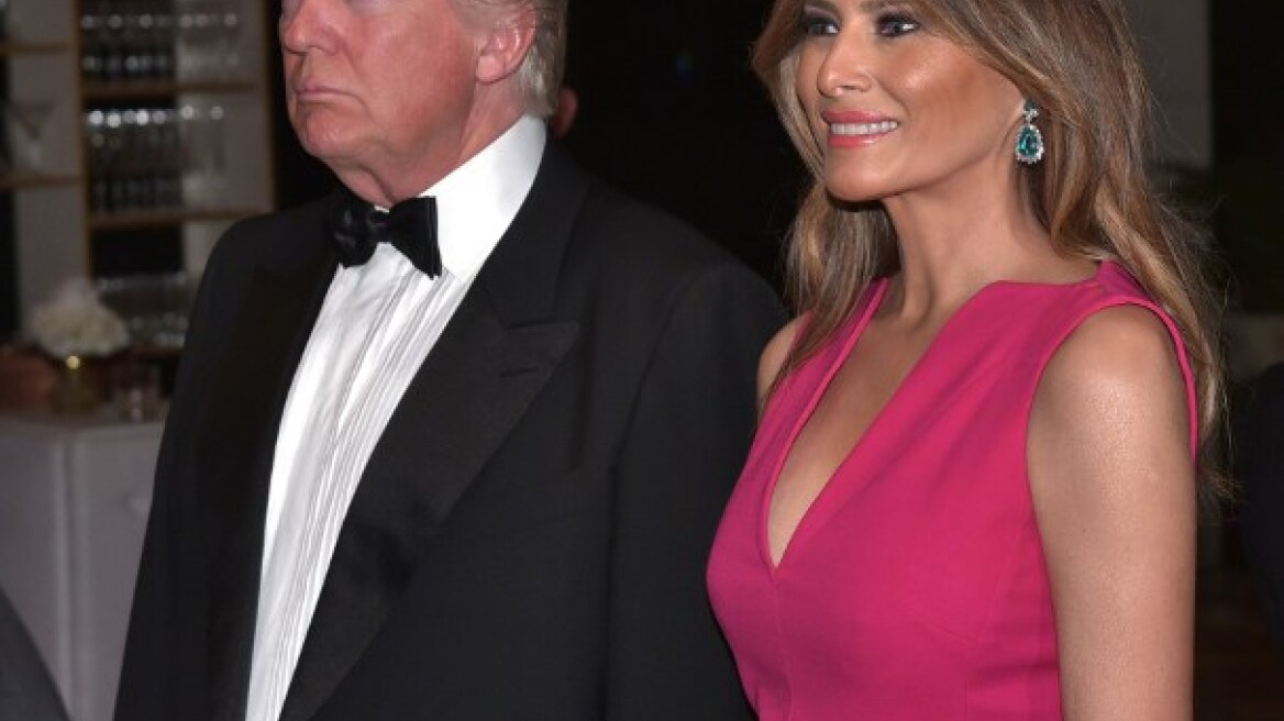 Εντυπωσιάζει η Μελάνια Τραμπ: Έλαμψε κομψότατη με μάξι ροζ τουαλέτα