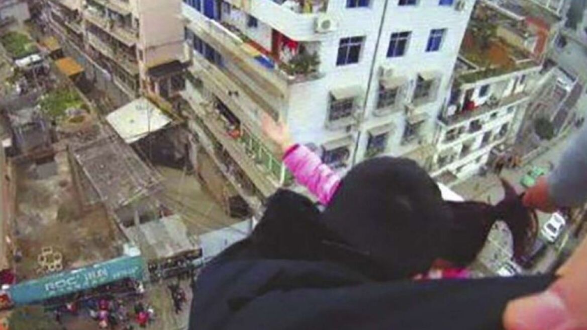 Βίντεο: Έσωσε τη γυναίκα του που «βούτηξε» από κτίριο αρπάζοντας την... κοτσίδα της