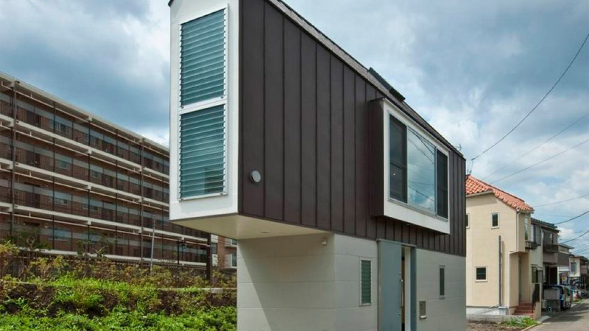 Μπορεί αυτό το σπίτι να μη σας «γεμίζει» το μάτι εξωτερικά... αλλά το εσωτερικό του σίγουρα θα σας εκπλήξει