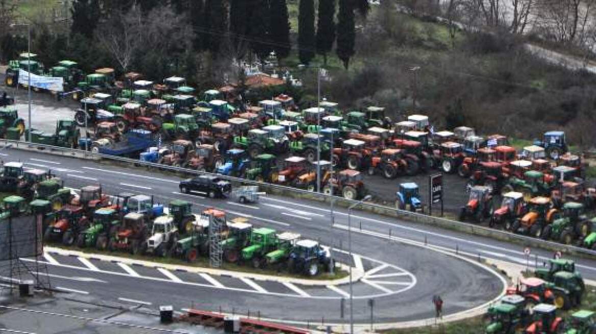 Σταθερά στα μπλόκα τους οι αγρότες περιμένουν τις προτάσεις της κυβέρνησης 