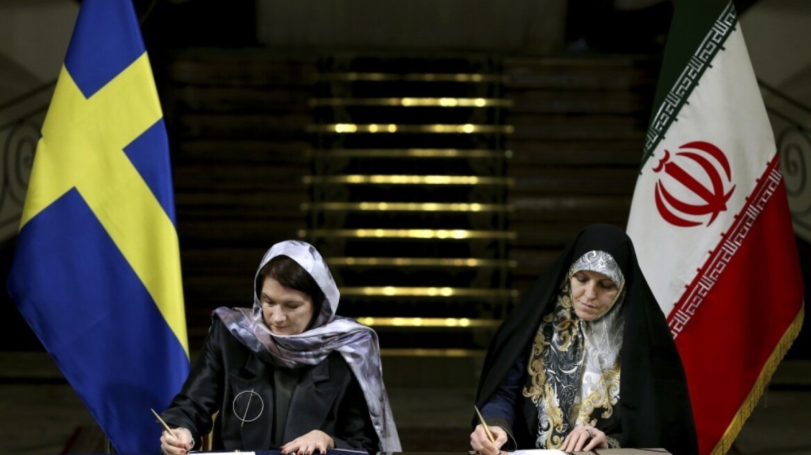 Σουηδία: Σφοδρές επικρίσεις σε υπουργό για τη μαντίλα που φόρεσε κατά την επίσκεψη στο Ιράν