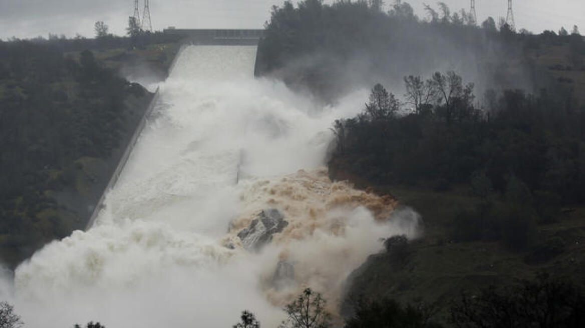 Βίντεο: 188.000 Καλιφορνέζοι εγκατέλειψαν τα σπίτια τους λόγω κινδύνου υπερχείλισης φράγματος