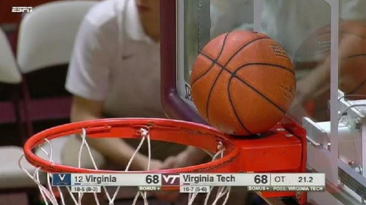 Απίθανη φάση στο NCAA: Η μπάλα «κόλλησε» στη στεφάνη στο λέι απ της νίκης