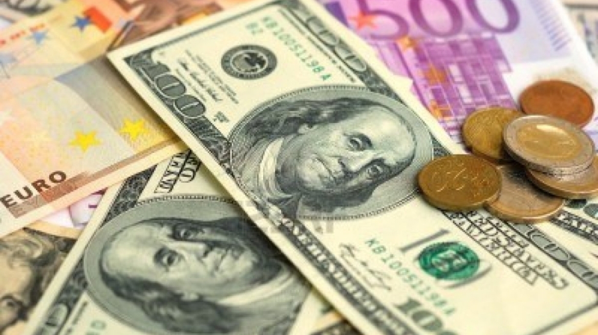 Ανοδική τάση στο ευρώ – Πιέσεις σε δολάριο, στερλίνα
