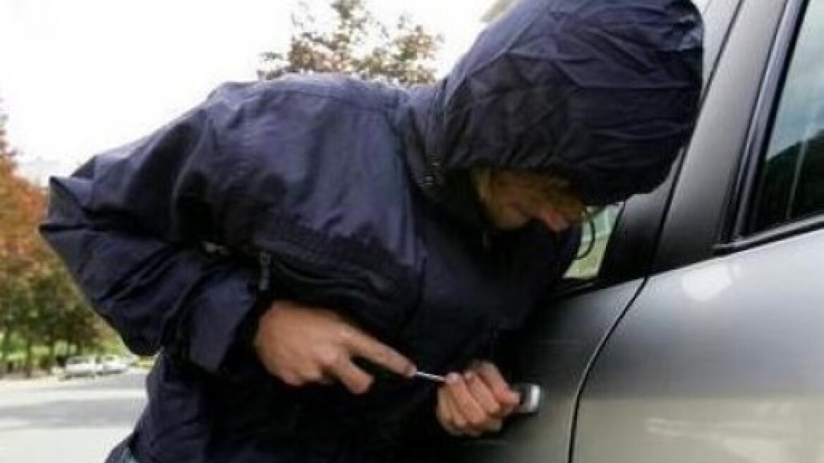 Ρόδος: «Άνοιγε» αυτοκίνητα και έφευγε με κλεμμένη μηχανή