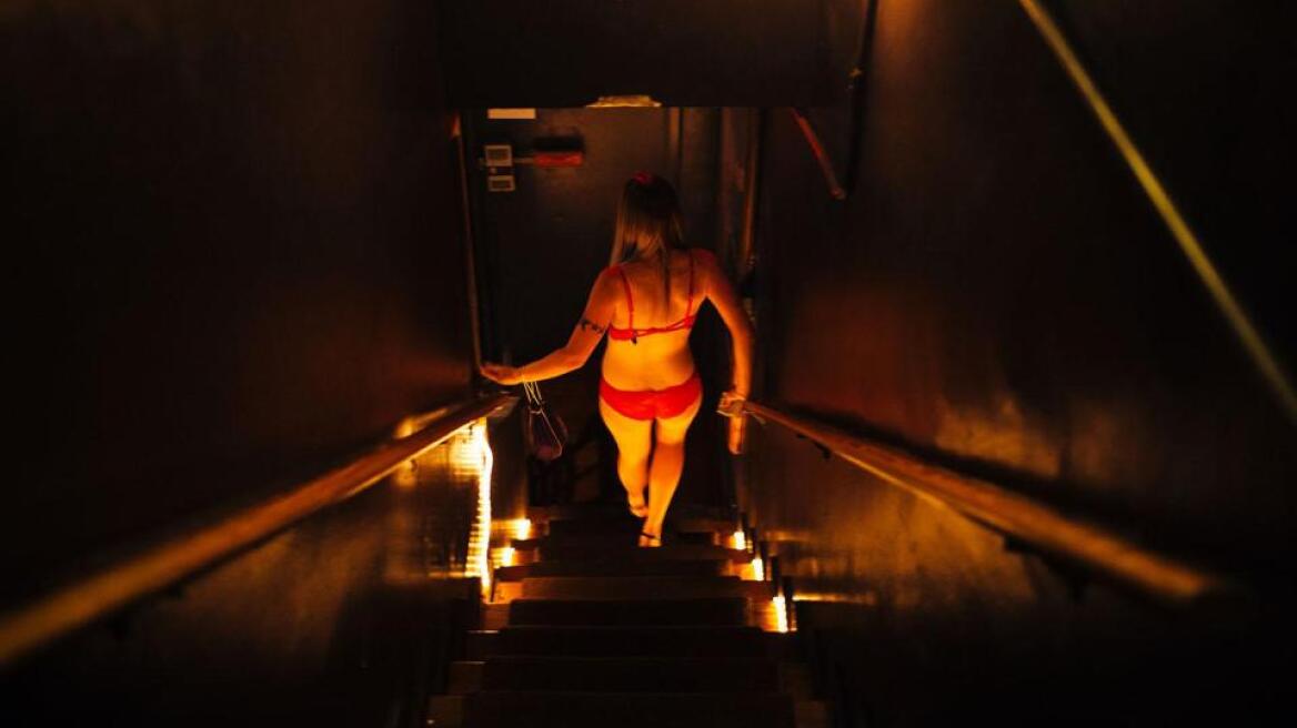 Σκληρές φωτογραφίες: Έγινε πόρνη για τη δόση της