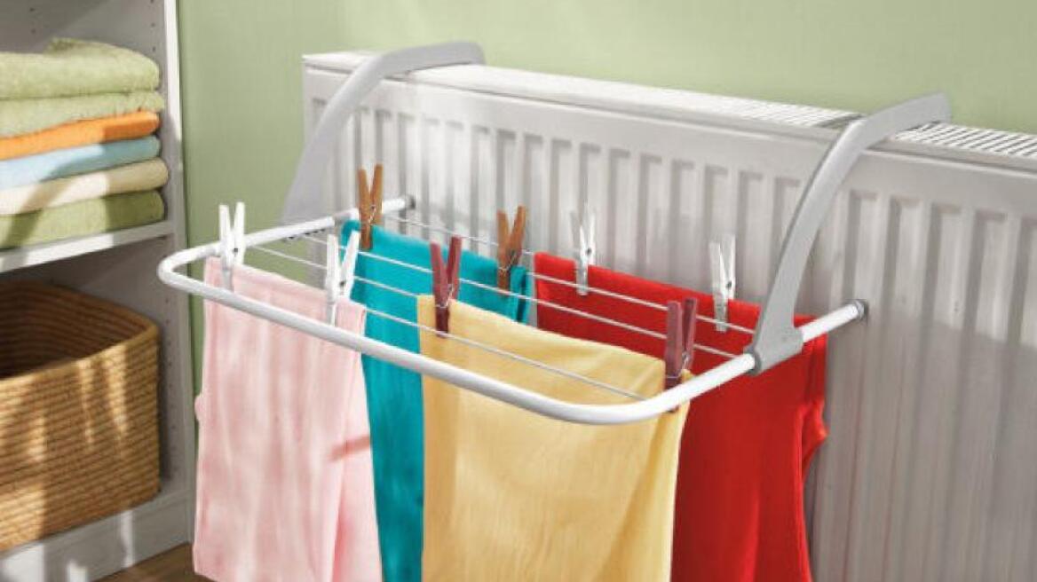 Στεγνώνετε τα ρούχα μέσα στο σπίτι; Δείτε από τι κινδυνεύετε