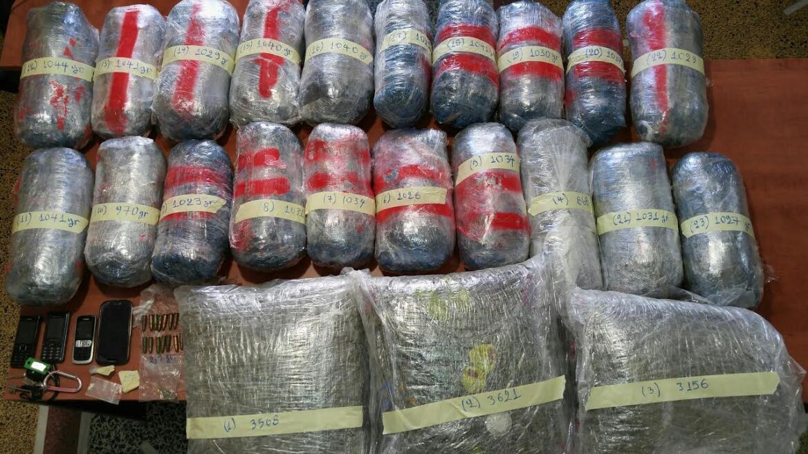 Παρέλαβαν 31 κιλά χασίς από Αλβανούς στα σύνορα