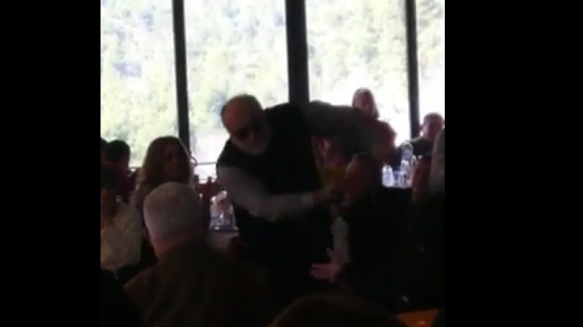 Δείτε τον Παναγιώτη Κουρουμπλή να χορεύει ζεϊμπέκικο