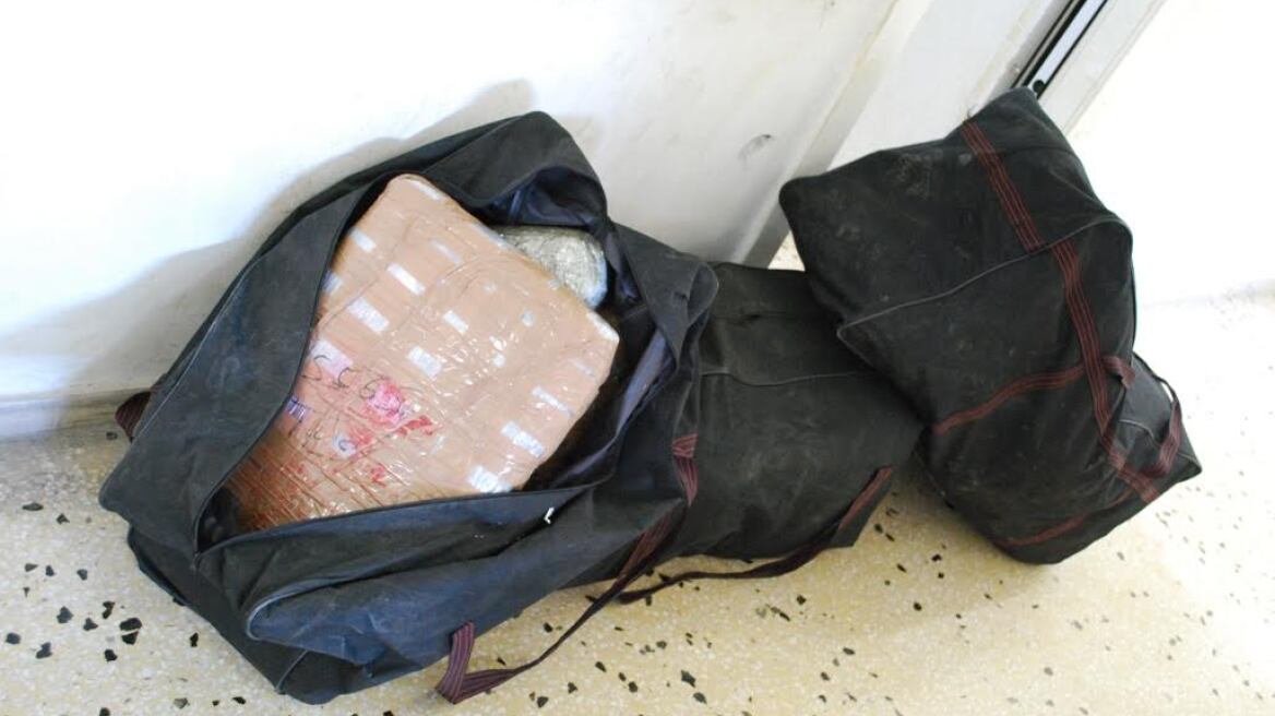 Αλβανοί και Έλληνας μετέφεραν 53 κιλά χασίς