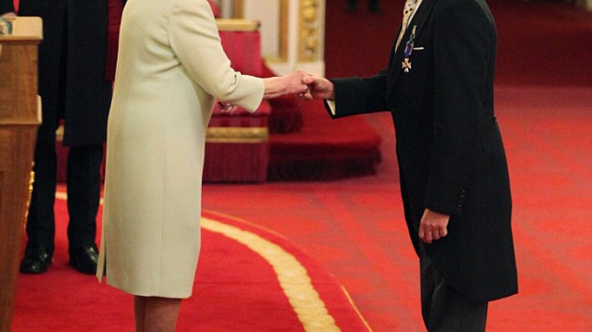 Η βασίλισσα Ελισάβετ βράβευσε τον προσωπικό κομμωτή της!